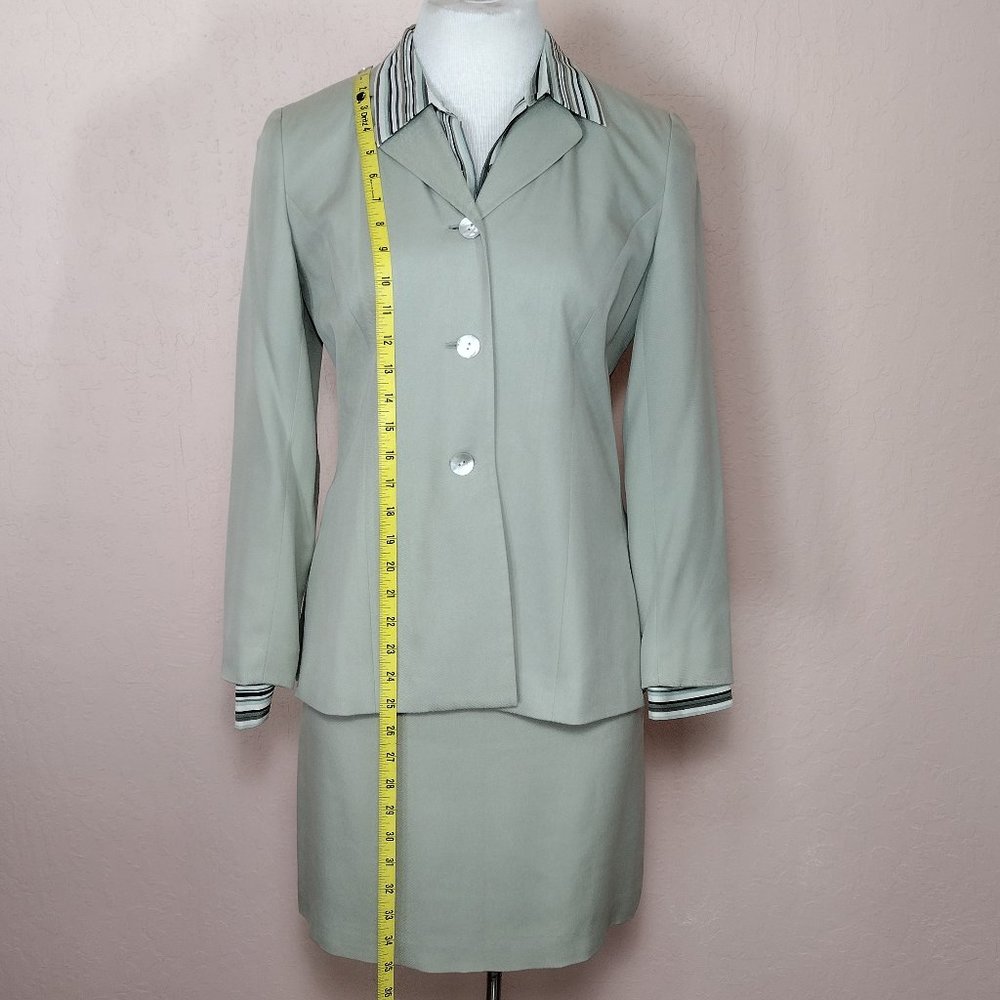 Business or Casual Three-Piece Silk Suit - Picture 9 of 16